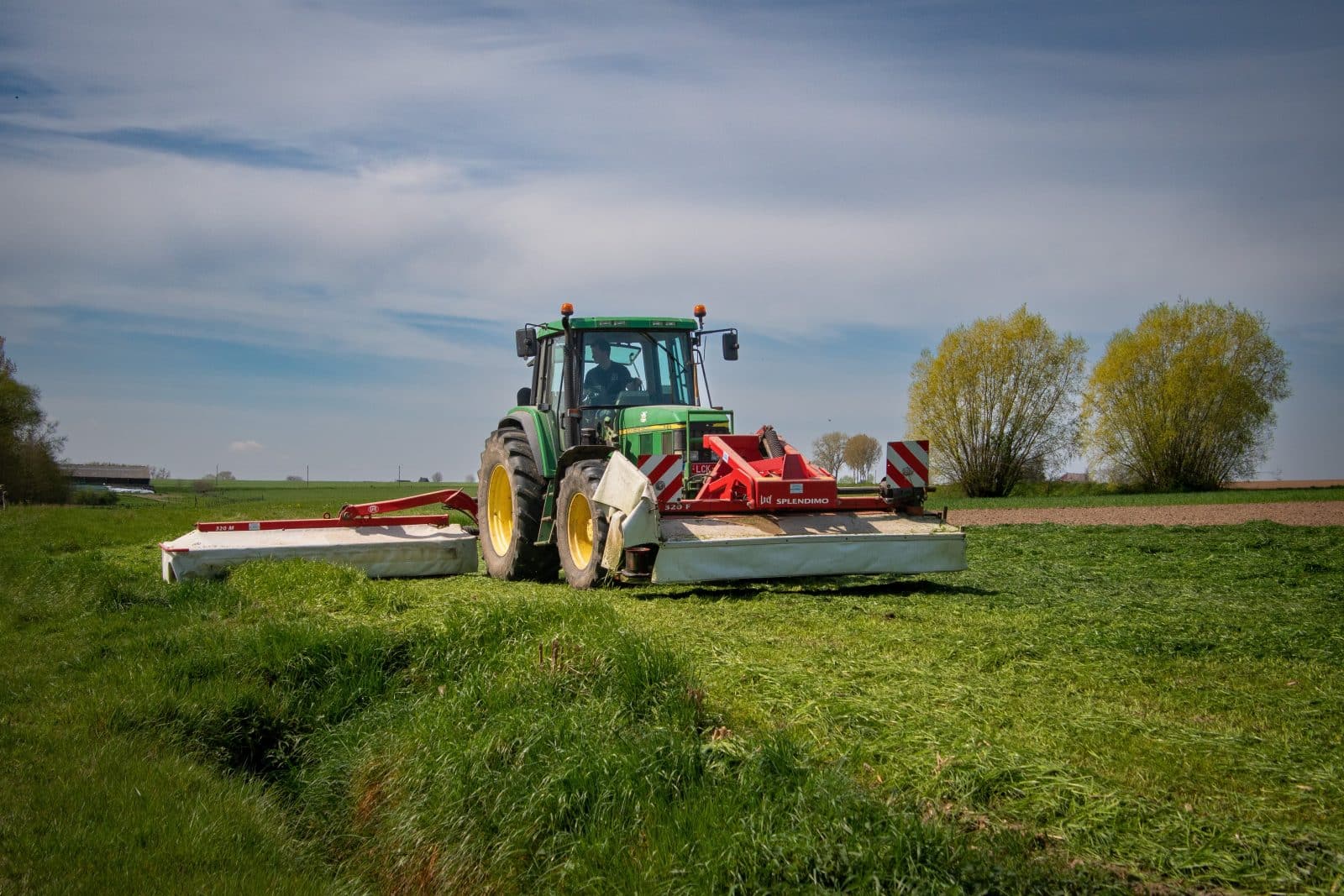 Tractor arando un campo